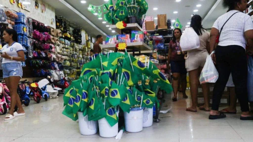 Comércio do Recife aquece com produtos da Seleção Brasileira em ritmo de Copa do Mundo