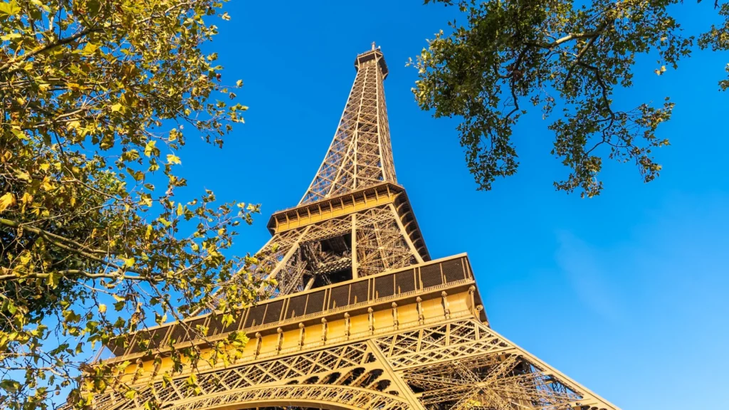 Calor Extremo em Paris: Torre Eiffel Fecha às 16h Até 26 de Junho para Segurança