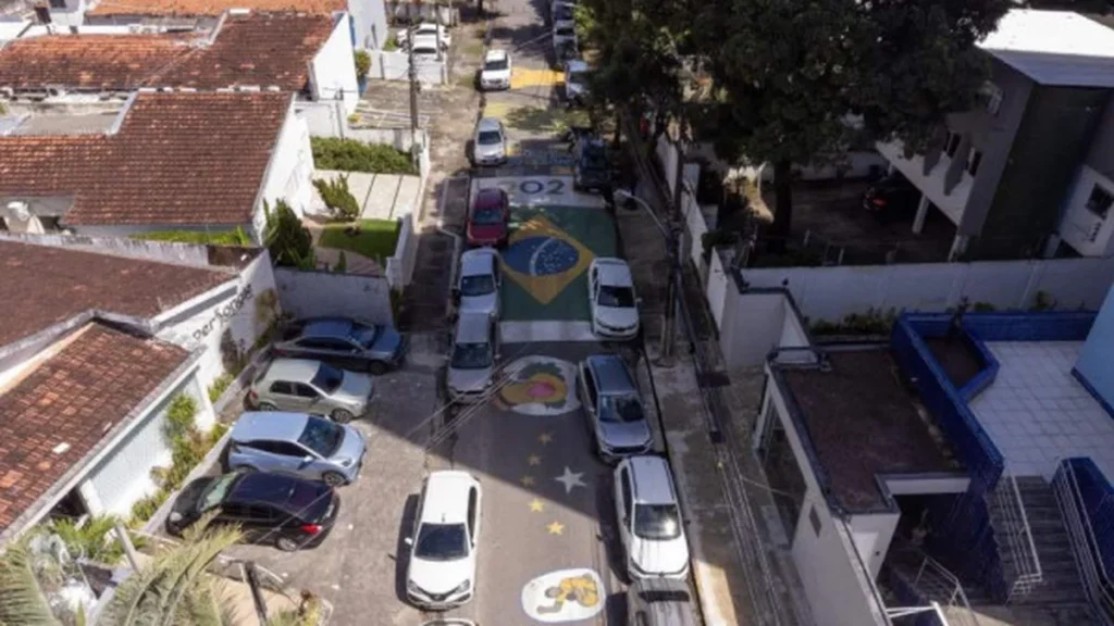 Clima de Copa do Mundo toma conta do Recife com decorações vibrantes e tradição