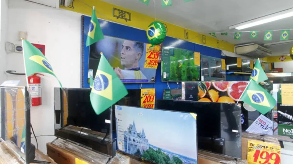 Vendas de TVs crescem até 15% no Centro do Recife antes da estreia do Brasil na Copa