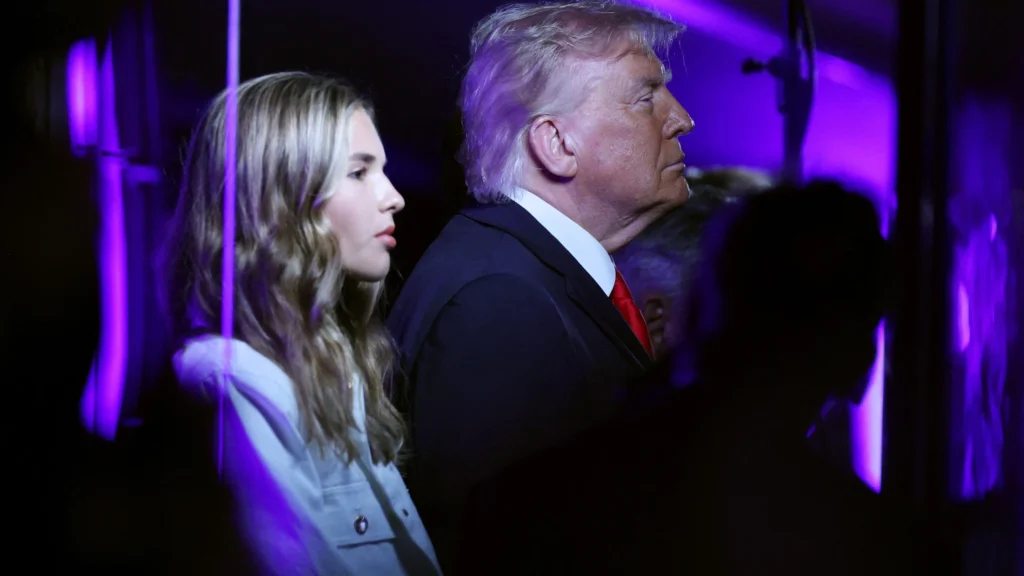 Trump é vaiado na final da NBA em Nova York durante hino nacional e altera rotina dos torcedores Trump é vaiado na final da NBA em Nova York durante hino nacional e altera rotina dos torcedores