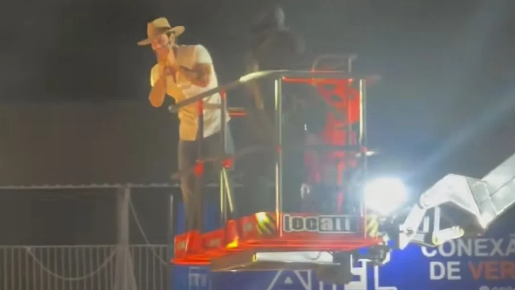 Gusttavo Lima Encanta Público ao Cantar em Guindaste no São João de Araripina Gusttavo Lima Encanta Público ao Cantar em Guindaste no São João de Araripina