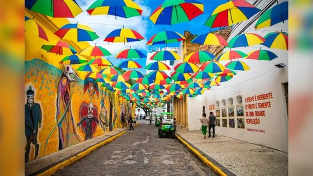 Copa do Mundo e Festa Junina se Encontram na Rua do Frevo no Recife Copa do Mundo e Festa Junina se Encontram na Rua do Frevo no Recife