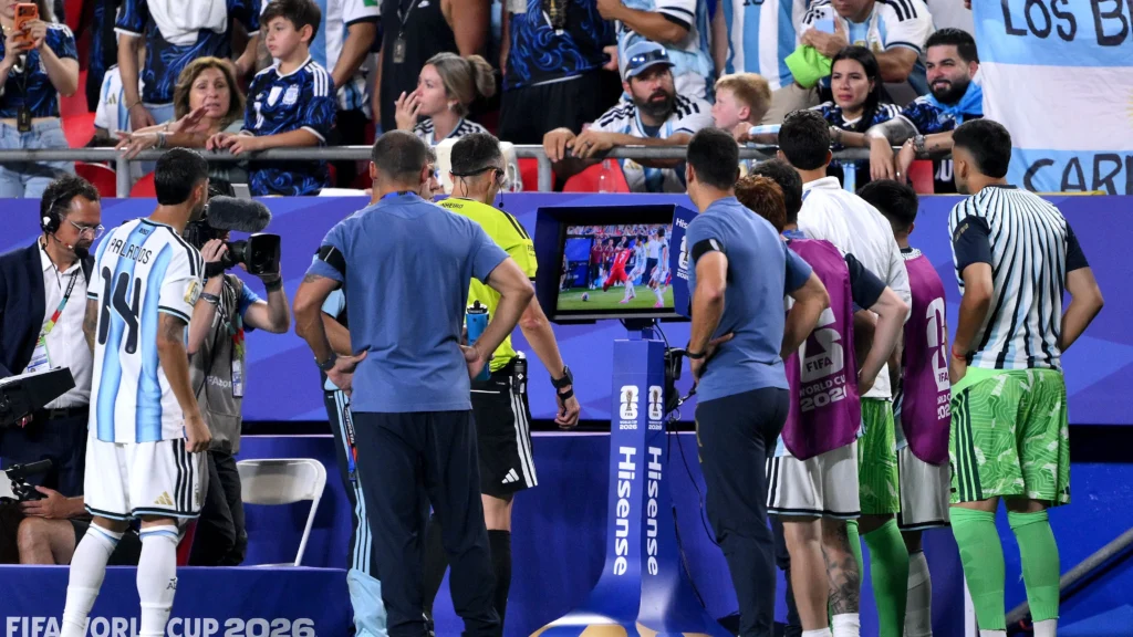 FIFA toma decisão inédita para melhorar arbitragem na Copa do Mundo FIFA toma decisão inédita para melhorar arbitragem na Copa do Mundo