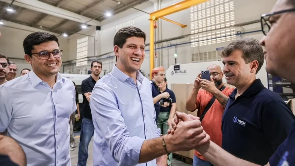 João Campos defende fortalecimento da indústria de tecnologia em Pernambuco durante visita ao Parqte